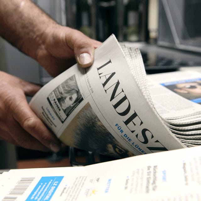 Druckfrische Ausgabe der Landeszeitung Zeitungsdruck Von Stern'sche Druckerei