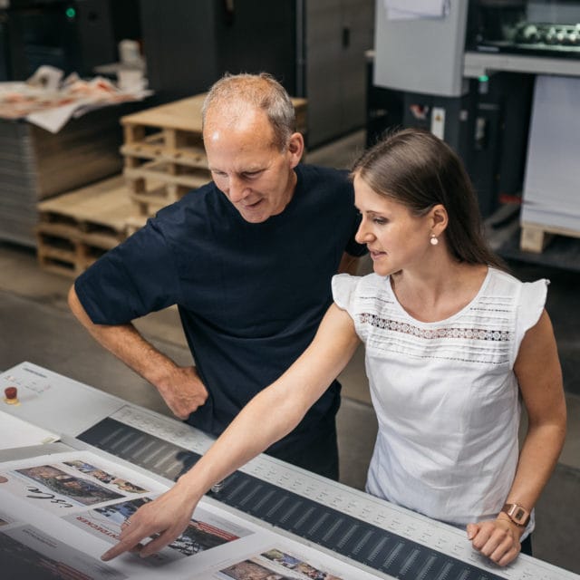 Mitarbeiter mit Kundin kompetente Druckberatung bei Von Stern'sche Druckerei Lüneburg