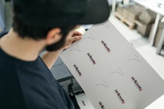 Mitarbeiter überprüft Druckqualität und Farbqualität von hochwertigem Digitaldruck in der Stern'sche Druckerei						