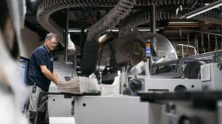 Mitarbeiter Zeitungsdruck an den Maschinen bei der von Stern'sche Druckerei Lüneburg