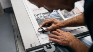 Überprüfung der Farben und Kontraste beim Offsetdruck bei der Druckerei von Stern