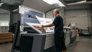 Bogendruck Magazin Mann kontrolliert Testdruck Kontrolle Zeitungsdruck Druckerei von Stern'sche