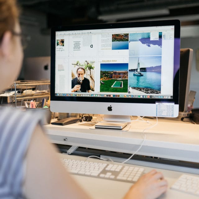 Prepress Vorstufe Qualitätssicherung Frau am Computer Magazin bei Kontrolle Zeitungsdruck Druckerei von Stern'sche